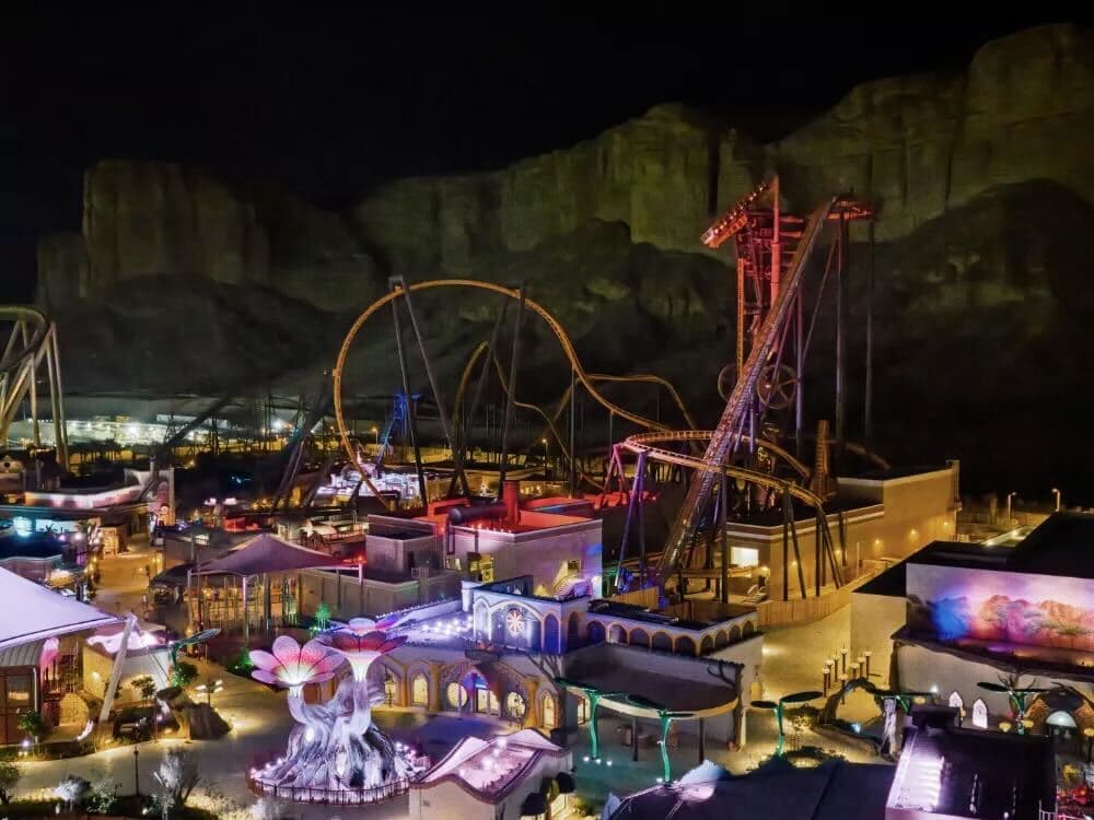 Two-night stay in a 4-star hotel with Six Flags Gold tickets for five people