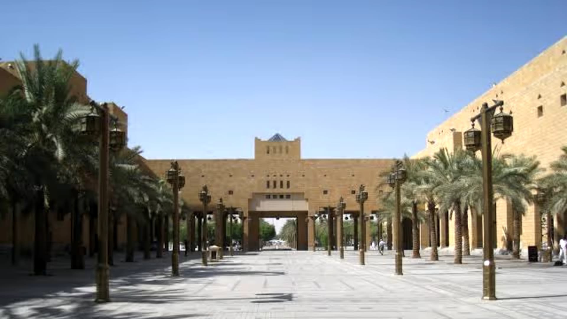برنامج يومين في الرياض (يوم في حافة العالم، ويوم منطقة قصر الحكم)