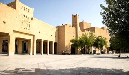 برنامج يومين في الرياض (يوم في حافة العالم، ويوم منطقة قصر الحكم)