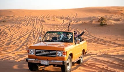 جولة سيارات الكلاسيك في صحراء حائل